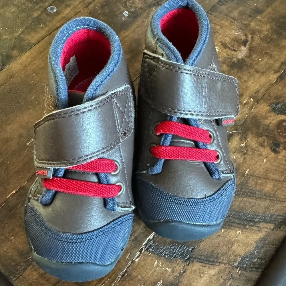 PEDIPED Boys Jay Chukka Boot Size 5 Brown, Blue and Red